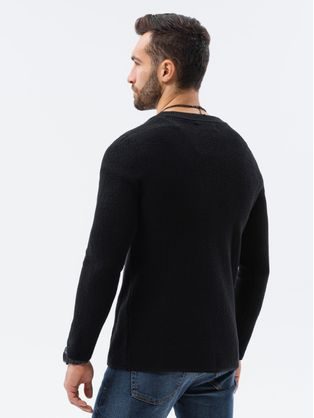 Zaujímavý čierny sveter na gombíky E193