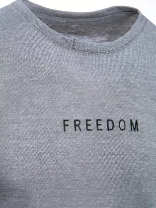 Svetlošedé bavlnené tričko s nápisom Freedom