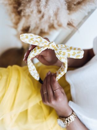 Žltá dámska čelenka so vzorom