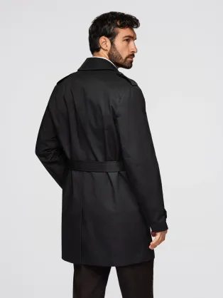 Elegantný čierny kabát s dvojradovým zapínaním