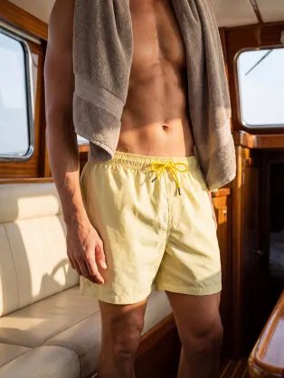 Pánske rifľové kraťasy v horčicovej farbe