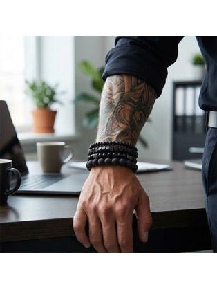 Zaujímavý čierny pánsky náramok s kovovým detailom