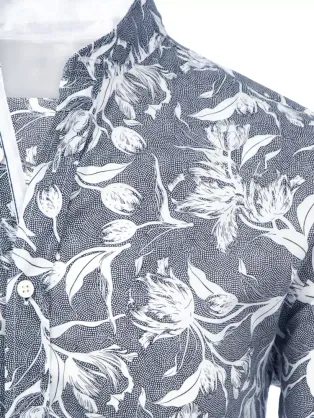 Atraktívna vzorovaná granátová košeľa so stojačikom