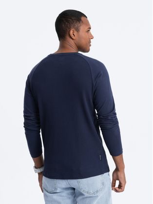 Zaujímavé tmavo modré tričko s náprsným vreckom V7 OM-LSCL-0109