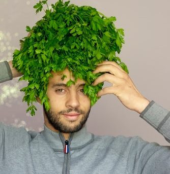 Jak zastavit šedivění vlasů?