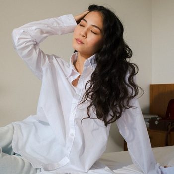 biele dámske pyžamo - biela košeľa a biele nohavice