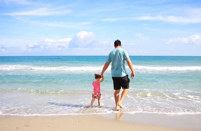 Deň otcov - otec s dcérkou si močia nohy v mori