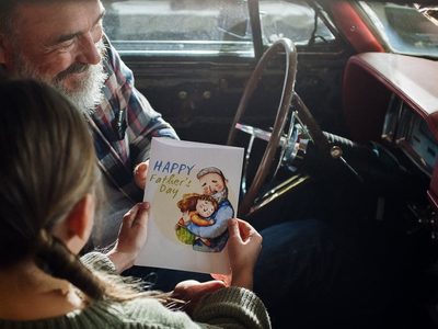 Deň otcov - vnučka darovala starému otcovi pohľadnicu ku Dňu otcov