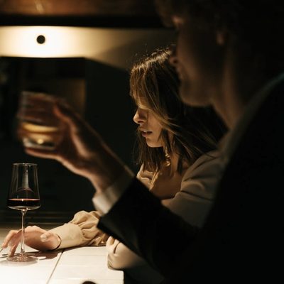 flirtovanie v bare pri poháre vína