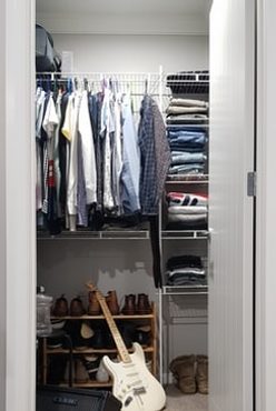 Gyors és modern tavaszi outfit a férfi gardrób top négy alapdarabjából