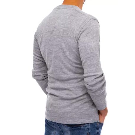 Svetlošedý sveter s véčkovým výstrihom