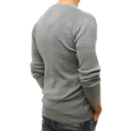 Šedý sveter s véčkovým výstrihom