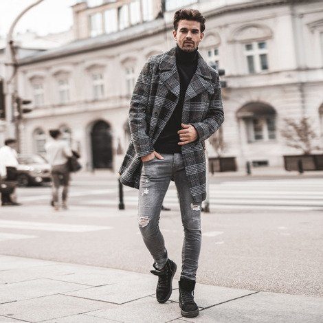 pánsky kockovaný kabát s rolákom a roztrhanými rifľami 