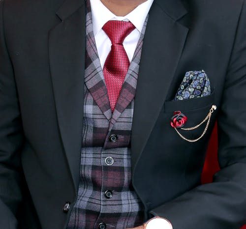 tmavomodrý oblek, bordová kravata, biela košeľa