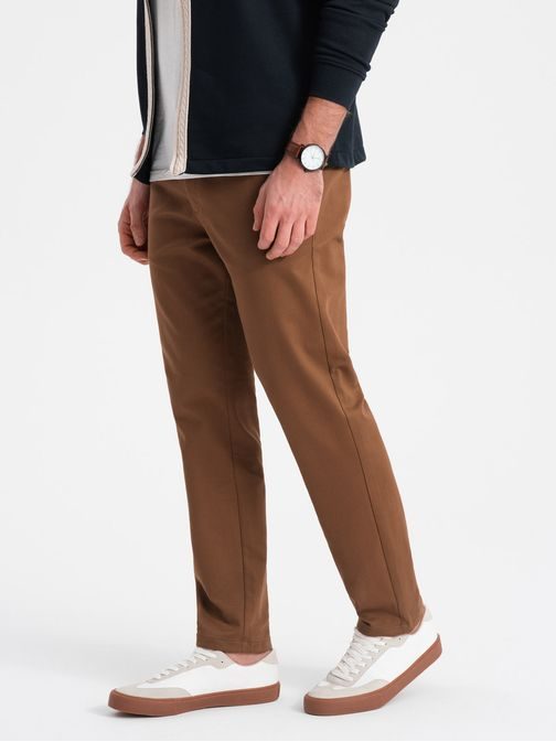 Chinos karamelové nohavice klasického strihu s jemnou textúrou V3 PACP-0190