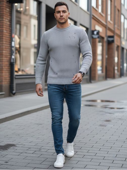 Svetlošedý pletený sveter s módnymi dierami