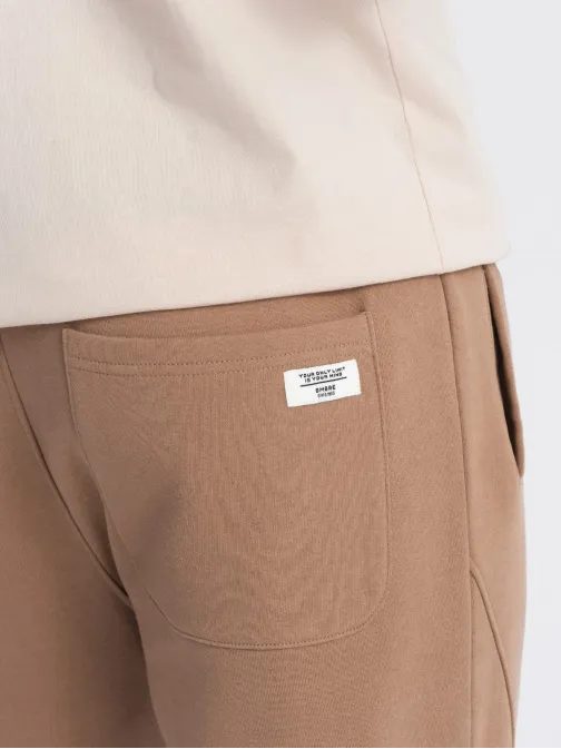 Hnedé tepláky s trendy prešívaním V2 PABS-0173