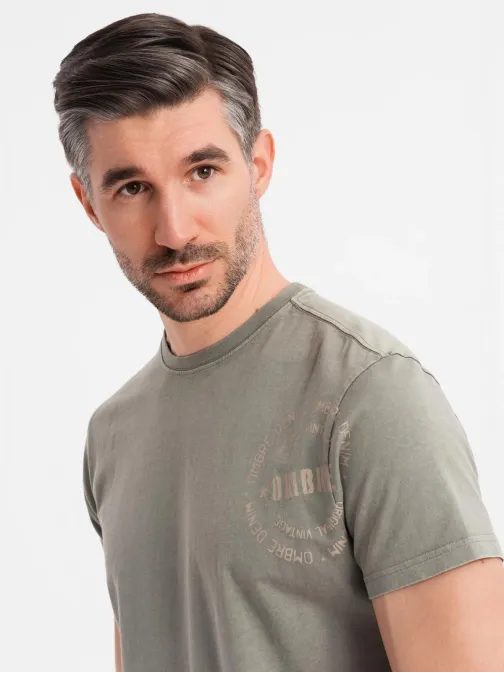 Pánske olivové tričko s trendy nápisom V2 TSFP-0225