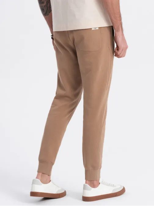 Hnedé tepláky s trendy prešívaním V2 PABS-0173