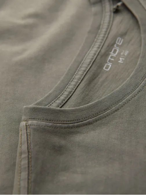 Pánske olivové tričko s trendy nápisom V2 TSFP-0225