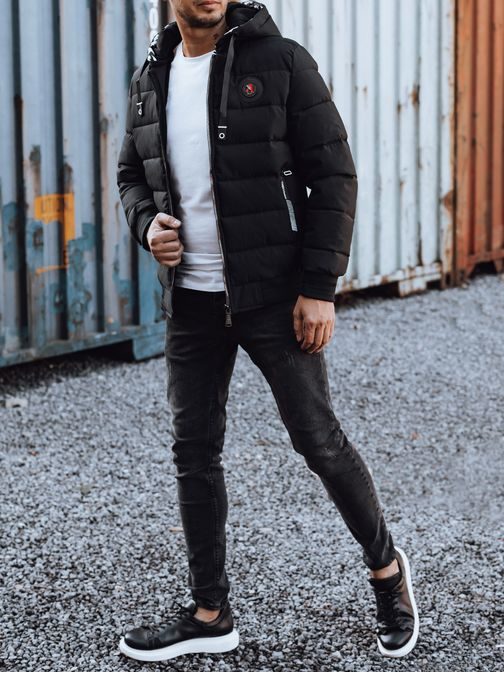 Trendy zimná bunda s kapucňou v čiernom prevedení