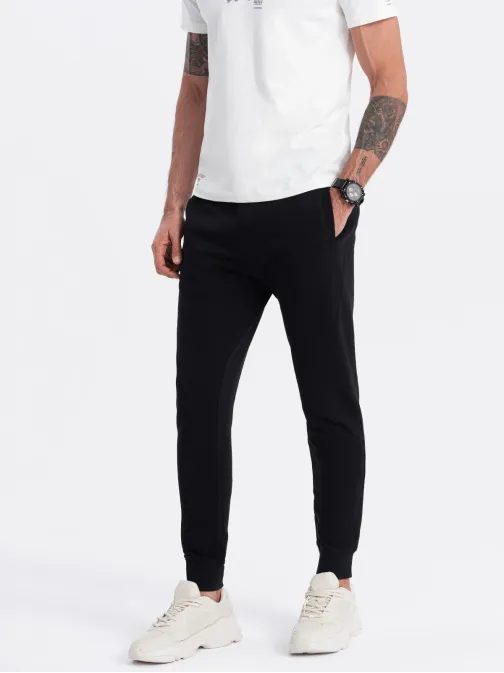 Čierne tepláky s trendy prešívaním V5 PABS-0173