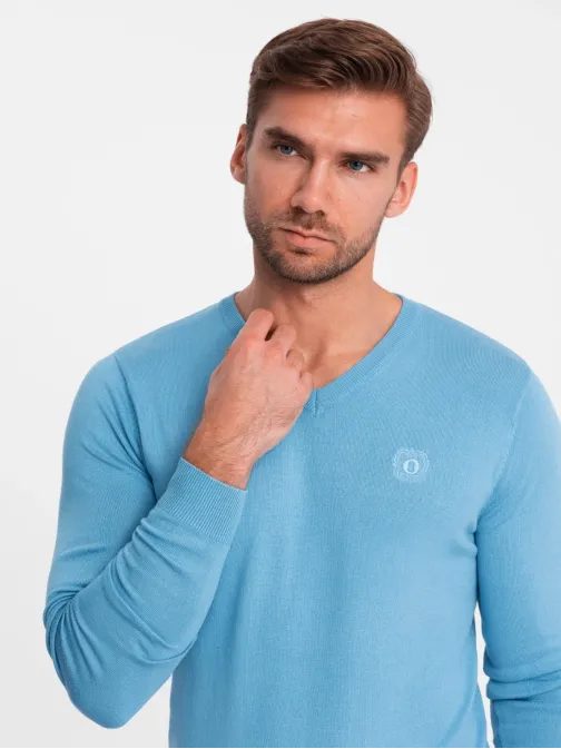 Klasický jasno modrý sveter s véčkovým výstrihom V21 SWBS-0107