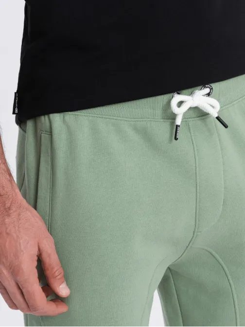 Zelené tepláky s trendy prešívaním V3 PABS-0173