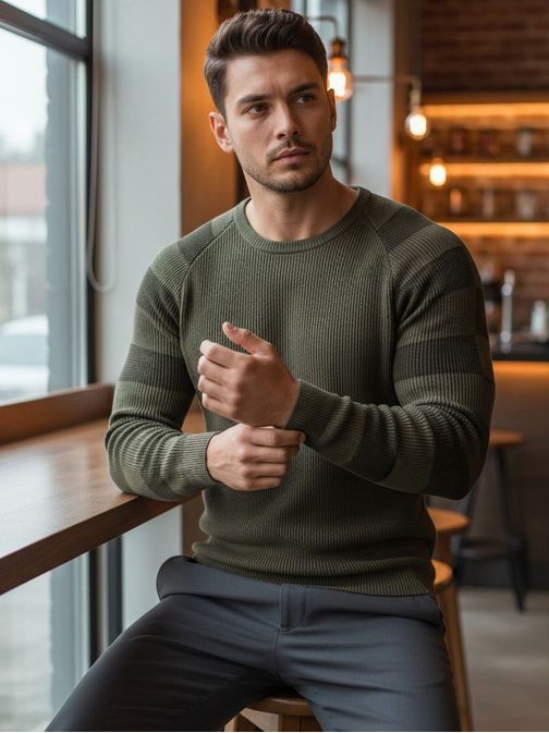 Trendy sveter s ozdobnými rukávmi v olivovej farbe