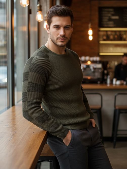 Trendy sveter s ozdobnými rukávmi v olivovej farbe