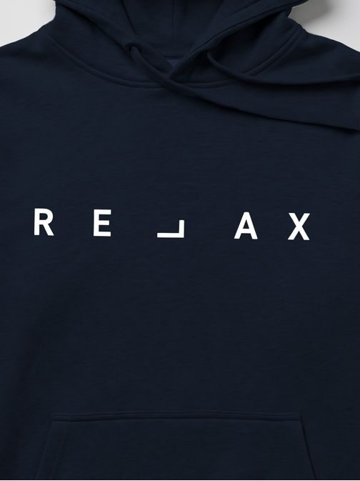 Privlačna temno modra majica z napisom RELAX