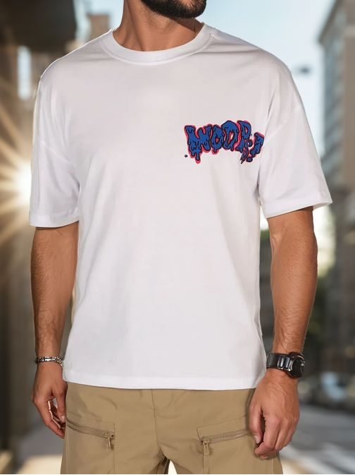 Originálne biele tričko s výraznými nápismi