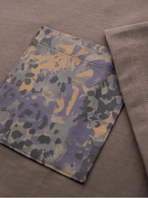 Trendy hnedé tričko s ozdobným vreckom V1 TSPT-0227