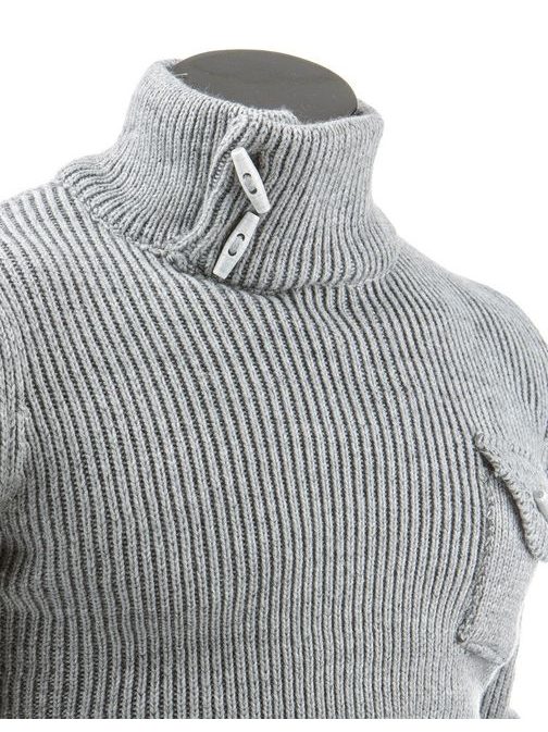 Teplý šedý sveter s vysokým golierom