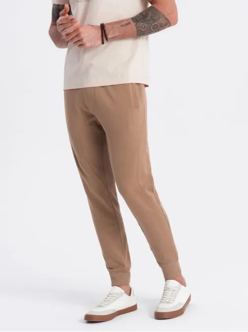 Hnedé tepláky s trendy prešívaním V2 PABS-0173