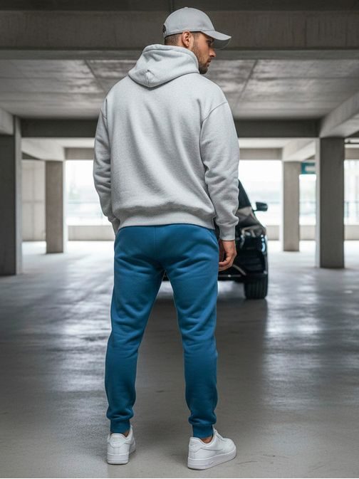 Modré tepláky v jednoduchom prevedení