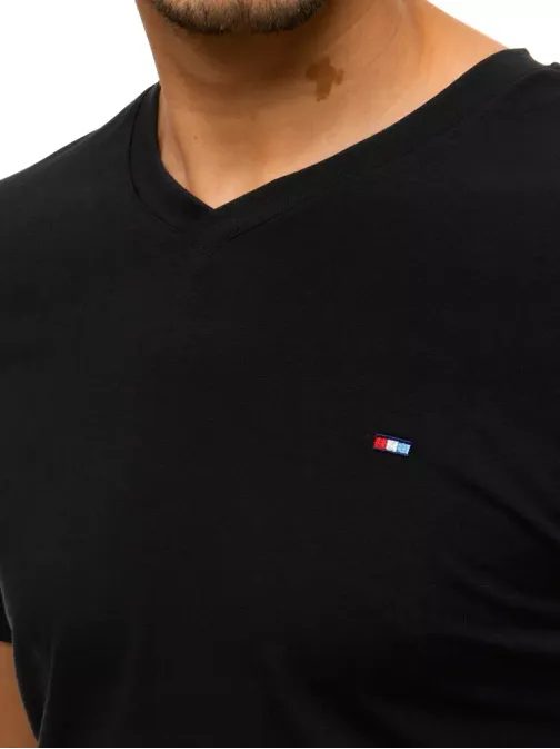 Jednoduché čierne tričko