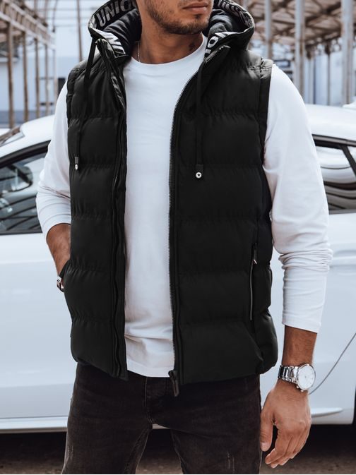 Čierna vesta s nápisom na kapucni