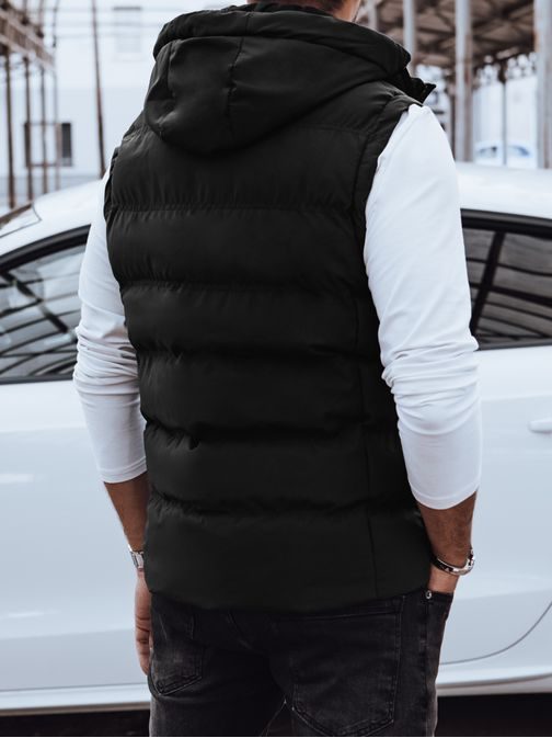 Čierna vesta s nápisom na kapucni