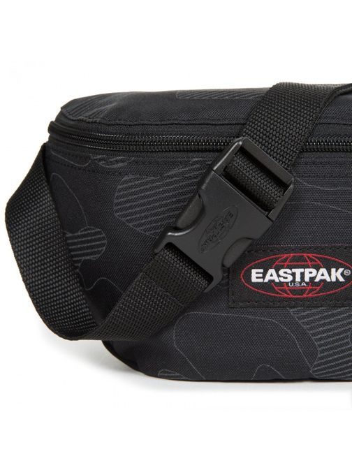 Čierna ľadvinka s reflexnými detailmi EASTPAK Camo