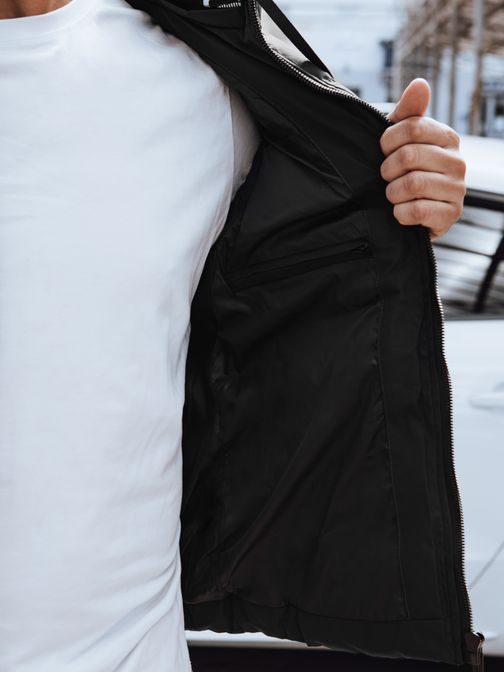 Čierna vesta s nápisom na kapucni