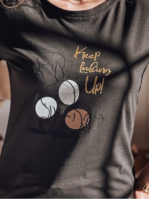 Čierne dámske tričko so psíkom