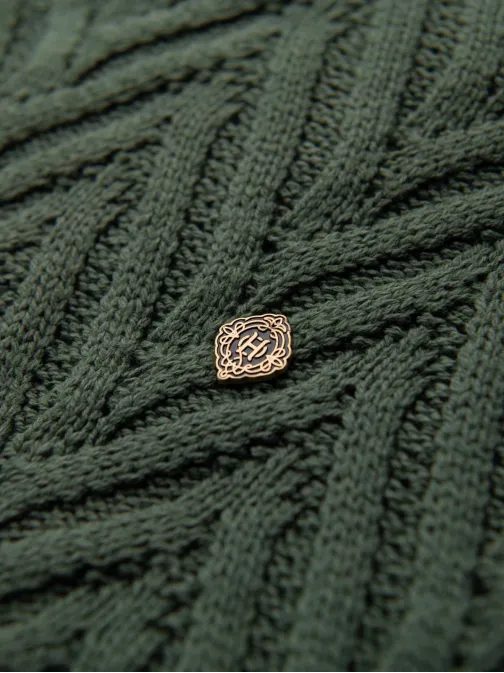 Pletený pánsky olivový sveter v elegantnom prevedení V2 OM-SWSW-0147