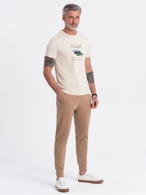 Hnedé tepláky s trendy prešívaním V2 PABS-0173