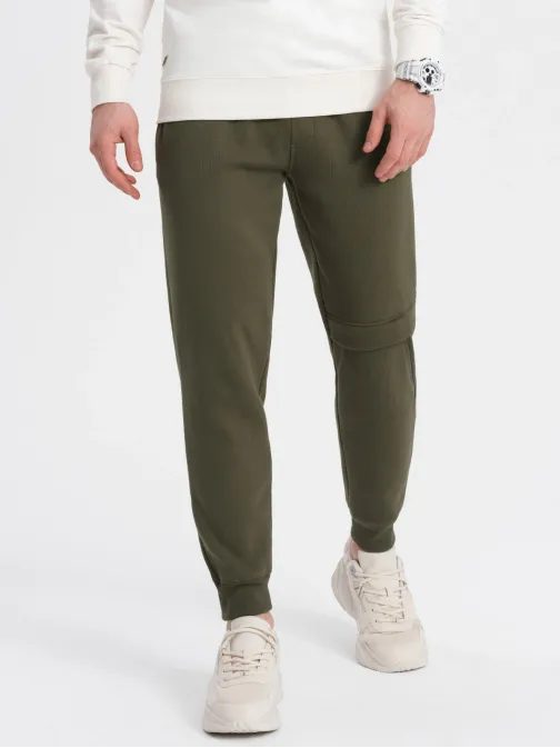 Olivové tepláky s trendy prešívaním V3 PASK-0147