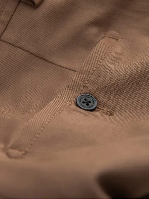 Chinos hnedé nohavice klasického strihu s jemnou textúrou V2 PACP-0190