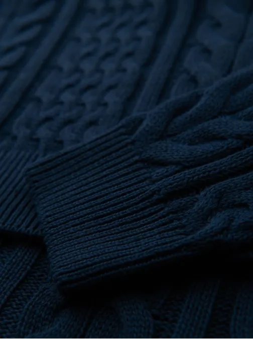 Modrý vzorovaný pánsky sveter V5 OM-SWSW-0173