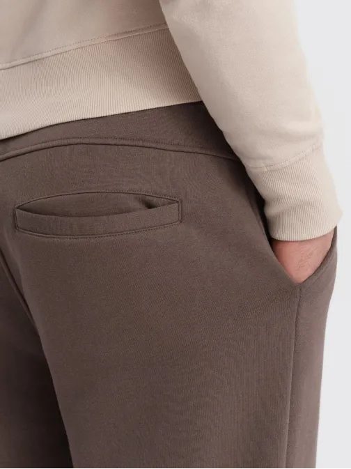Hnedé tepláky s trendy prešívaním V4 PASK-0147