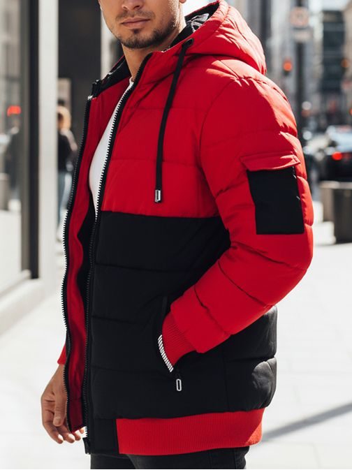 Pánska zimná bunda s kapucňou v červeno-čiernom prevedení