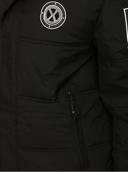 Čierna pánska zimná bunda s trendy nášivkami